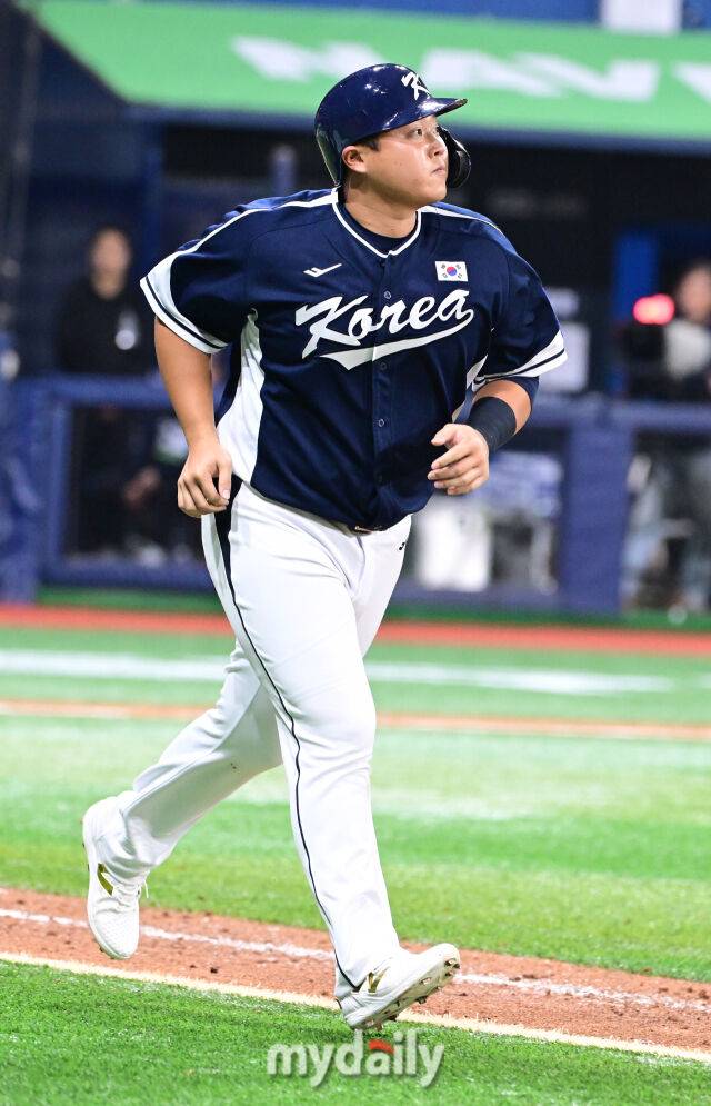 9일 오후 서울 구로구 고척스카이돔에서 진행된 '2025 NAVER K-BASEBALL SERIES' 대한민국-체코와의 평가전 경기. 대한민국 한동희가 8회초 대타로 등장해 볼넷으로 출후하고 있다./마이데일리