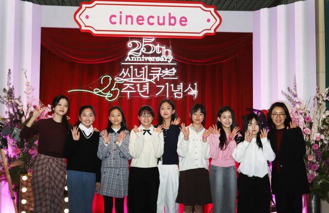 25주년 기념식 '극장의 시간들' 기념사진 촬영하고 있는 모습 / 티캐스트