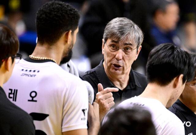 레오와 대화하는 블랑 감독./KOVO