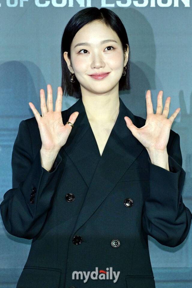 2025년 12월 3일 오후 용산 CGV에서 진행된 넷플릭스 시리즈 ’자백의 대가’ 언론시사회에서 김고은이 포즈를 취하고 있다.넷플릭스 시리즈 ‘자백의 대가’는 남편을 죽인 용의자로 몰린 윤수(전도연 분)와 마녀로 불리는 의문의 인물 모은(김고은 분), 비밀 많은 두 사람 사이에서 벌어지는 일을 그린 미스터리 스릴러.