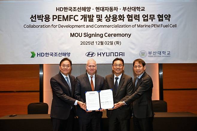김창환(왼쪽부터) 현대자동차 R&D본부 전동화에너지솔루션담당 부사장, 켄 라미레즈 현대자동차 HMG에너지&수소사업본부 부사장, 장괄필 HD한국조선해양 미래기술연구원 부사장,  박상후 부산대학교 대외전략부총장이 2일 서울시 여의도 콘래드 호텔에서 열린 ‘선박용 수소연료전지 개발 및 상용화를 위한 다자간 업무협약’ 체결식에서 기념사진을 촬영하고 있는 모습. [현대자동차 제공]
