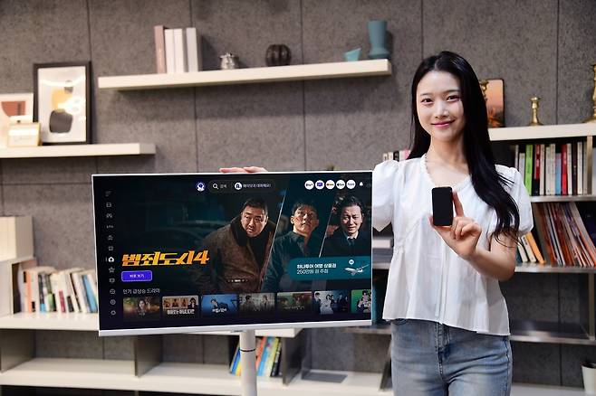 SK브로드밴드 관계자가 ‘B tv 무빙’ 서비스를 소개하고 있다. [SK브로드밴드 제공]