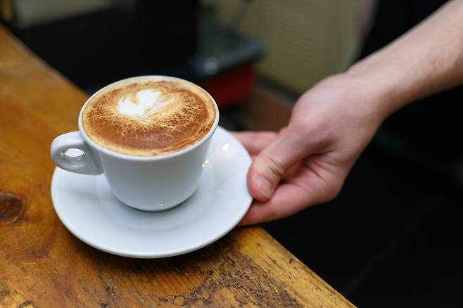 시나몬 파우더가 뿌려진 카푸치노 [213RF]