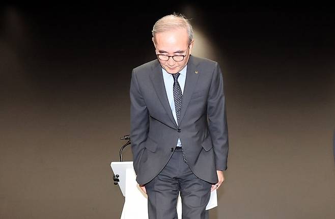 김영섭 KT 대표가 지난 9월 11일 서울 종로구 KT 광화문빌딩 웨스트 사옥에서 소액 결제 피해와 관련해 고개 숙여 사과하고 있다. [연합]