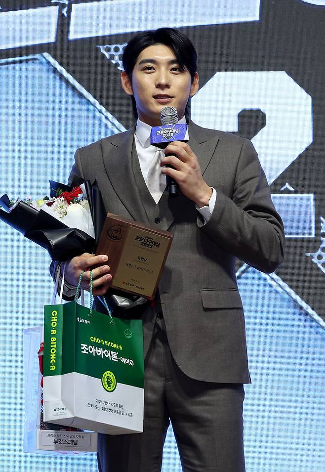 [서울=뉴시스] 2일 서울 강남구 라움아트센터에서 열린 2025 조아제약 프로야구 대상 시상식에서 특별상을 수상한 이정후가 소감을 말하고 있다. (사진=일간스포츠 제공) 2025.12.02. photo@newsis.com *재판매 및 DB 금지