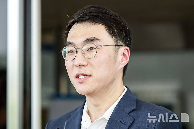[서울=뉴시스] 정병혁 기자 = '허위 재산 신고'로 재판에 넘겨진 김남국 대통령실 국민디지털소통비서관이 21일 서울 양천구 서울남부지방법원에서 열린 항소심 선고를 마친 뒤 취재진에게 입장을 밝히고 있다. 이날 서울남부지법 형사항소3-1부(임선지 조규설 유환우 부장판사)는 위계공무집행방해 혐의로 기소된 김 비서관에 대해 1심과 같이 무죄를 선고했다. 2025.08.21. jhope@newsis.com