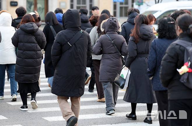 [서울=뉴시스] 이영환 기자 = 서울의 아침 기온이 영하 8도를 보이며 강추위가 찾아온 3일 오전 서울 종로구 광화문 네거리에서 두꺼운 옷을 입은 시민들이 발걸음을 재촉하고 있다. 2025.12.03. 20hwan@newsis.com