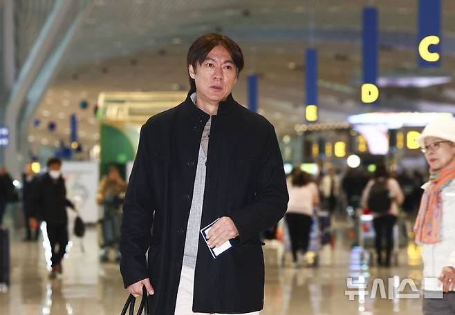 [서울=뉴시스] 김근수 기자 = 홍명보 대한민국 축구 국가대표팀 감독이 3일 오전 인천 중구 제2여객터미널에서 출국장으로 이동하고 있다. 홍 감독은 이날 2026 북중미 월드컵 조 추첨식 참석과 베이스캠프 후보지를 둘러보기 위해 미국 워싱턴DC로 출국한다. 2025.12.03. ks@newsis.com