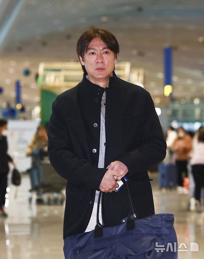 [서울=뉴시스] 김근수 기자 = 홍명보 대한민국 축구 국가대표팀 감독이 3일 오전 인천 중구 제2여객터미널에서 출국장으로 이동하고 있다. 홍 감독은 이날 2026 북중미 월드컵 조 추첨식 참석과 베이스캠프 후보지를 둘러보기 위해 미국 워싱턴DC로 출국한다. 2025.12.03. ks@newsis.com