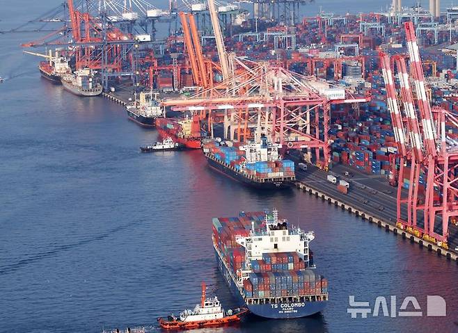 [부산=뉴시스] 하경민 기자 = 5일 부산 남구 감만부두에 컨테이너선이 접안하고 있다. 2025.11.05. yulnetphoto@newsis.com