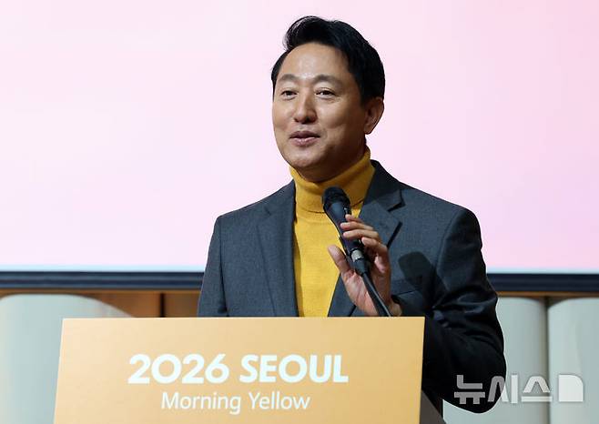 [서울=뉴시스] 이영환 기자 = 오세훈 서울시장이 2일 오전 서울 중구 서울시청 대회의실에서 열린 2026 서울색, 서울빛 기자설명회에 참석해 2026 서울색인 Mornig Yellow를 소개하고 있다. 2025.12.02. 20hwan@newsis.com