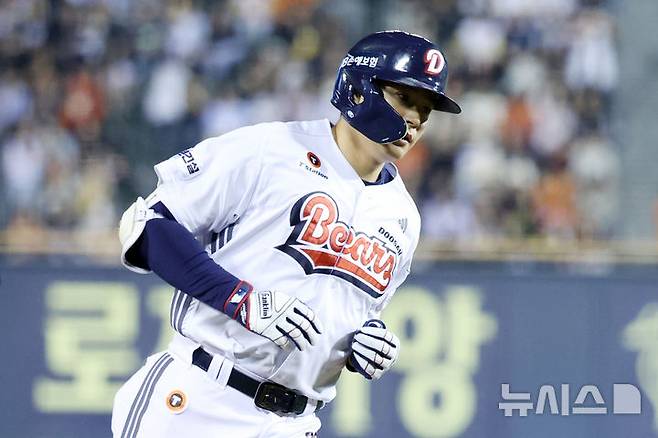 [서울=뉴시스] 조성우 기자 = 25일 오후 서울 송파구 잠실야구장에서 열린 2025 KBO리그 한화 이글스와 두산 베어스의 경기, 두산 5회말 공격 1사 주자 1, 3루서 김재환이 3점 홈런을 때린 뒤 그라운드를 돌고 있다. 2025.09.25. xconfind@newsis.com