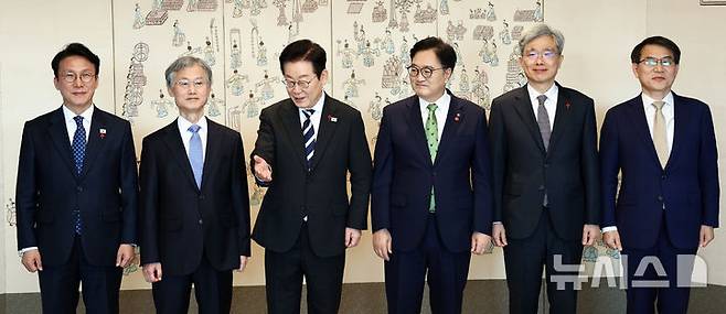 서울=뉴시스] 고범준 기자 = 이재명 대통령이 3일 서울 용산 대통령실 청사에서 열린 5부 요인 초청 오찬에서 기념촬영을 마치고 자리 안내를 하고 있다. 왼쪽부터 김민석 국무총리, 조희대 대법원장, 이 대통령, 우원식 국회의장, 김상환 헌법재판소장, 노태악 중앙선거관리위원장. (대통령실통신사진기자단) 2025.12.03. bjko@newsis.com