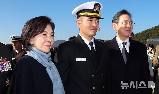 [창원=뉴시스] 차용현 기자 = 28일 오후 경남 창원시 진해구 해군사관학교 연병장에서 열린 제139기 해군·해병대 사관후보생 수료 및 임관식에서 이재용 삼성전자 회장과 홍라희 리움미술관 명예관장이 이지호 신임 소위와 기념 촬영하고 있다. (공동취재) 2025.11.28. photo@newsis.com