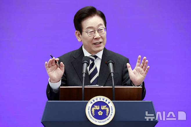 [서울=뉴시스] 최동준 기자 = 이재명 대통령이 3일 청와대 영빈관에서 열린  '새롭게 선 민주주의, 그 1년' 외신 기자회견에서 질문에 답변하고 있다. 2025.12.03. photocdj@newsis.com