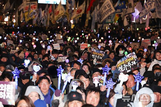 [서울=뉴시스] 김금보 기자 = 12·3 비상계엄 사태 1년을 맞은 3일 밤 서울 여의도 국회 앞에서 열린 12.3 내란외환 청산과 종식, 사회대개혁 시민대행진에서 참석자들이 응원봉을 흔들고 있다. 2025.12.03. kgb@newsis.com