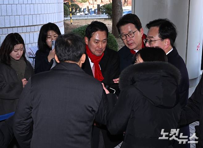 추경호 국민의힘 의원이 2일 서울 서초구 서울중앙지방법원에서 열린 구속 전 피의자 심문(영장실질심사)에 출석하며 장동혁 대표 등 국민의힘 지도부의 의원들의 응원을 받고 있다. 류영주 기자