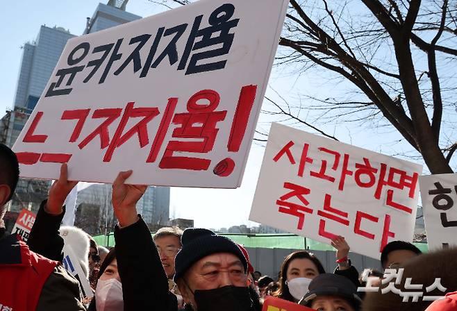지난 1일 인천 주안역 앞에서 열린 국민의힘 민생회복 법치수호 인천 국민대회에서 지지자들이 피켓을 들고 구호를 외치고 있다. 인천=박종민 기자