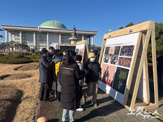 서울 여의도 국회 본관에서 열린 '12.3 국회의 밤, 2시간 30분' 사진전을 시민들이 관람하고 있다. 권유빈 인턴기자