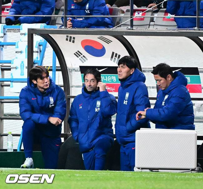 [OSEN=서울월드컵경기장, 지형준 기자] 홍명보 감독이 이끄는 한국 축구대표팀이 18일 오후 8시 서울월드컵경기장에서 열린&nbsp;11월 A매치 두 번째 친선경기에서&nbsp;'아프리카 강호' 가나를 상대로 1-0 승리했다.내달 2026 국제축구연맹(FIFA) 북중미 월드컵 조 추첨을 앞두고 열리는 마지막 평가전이었다.&nbsp;한국은 가나까지 잡아내면서 사상 최초로&nbsp;월드컵 포트 2를 확정하게 됐다. 이로써 대표팀은 홍명보 감독이 부임한 뒤 처음으로 A매치 2연전에서 나란히 승리를 거두게 됐다.후반 대한민국 홍명보 감독을 비롯한 코칭스태프가 이야기를 나누고 있다. 2025.11.18 /jpnews@osen.co.kr