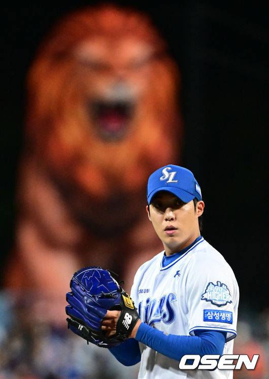 [OSEN=대구, 조은정 기자]22일 대구 삼성라이온즈파크에서 2025 신한 SOL Bank KBO리그 포스트시즌 플레이오프 4차전 삼성 라이온즈와 한화 이글스의 경기가 열렸다.홈팀 삼성은 원태인, 방문팀 한화는 정우주를 선발로 내세웠다.1회초 삼성 원태인이 투구를 준비하고 있다. 2025.10.22 /cej@osen.co.kr