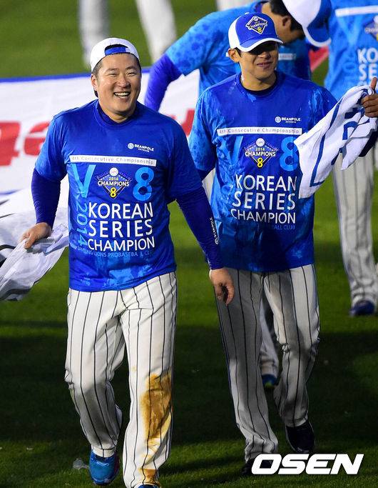 [OSEN=잠실, 최규한 기자] 한국시리즈 우승컵은 고비마다 실책을 남발한 넥센 히어로즈를 버리고 삼성 라이온즈의 품에 안기며 통합 4연패라는 대기록을 선물했다. 삼성은 11일 잠실구장에서 열린 '2014 한국야쿠르트 세븐 프로야구' 넥센과의 한국시리즈 6차전에서 초반부터 채태인 최형우 나바로의 방망이가 터지며 11-1의 손쉬운 승리를 거뒀다. 삼성은 시리즈 전적 4승2패로 프로야구 최초 4연속 통합 우승 달성에 성공했다.넥센은 수비에서 3개의 에러와 투수교체의 미스로 힘 한번 못쓰고 자멸했다. 1-4로 쫓아가던 4회말 1사 3루서 박병호가 맥없이 삼진으로 물러나며 경기의 흐름은 완전히 삼성으로 기울었다.한국시리즈 우승으로 통합 4연패의 대기록을 세운 삼성 최형우와 윤성환이 우승 현수막을 들고 외야를 돌며 우승의 기쁨을 만끽하고 있다./dreamer@osen.co.kr