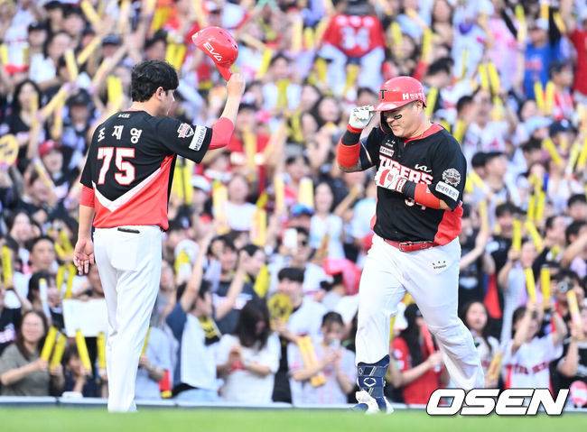 [OSEN=창원, 이석우 기자] 6일 창원NC파크에서 2025 신한 SOL 뱅크 KBO 리그 NC 다이노스와 KIA 타이거즈의 경기가 열렸다. 홈팀 NC는 라일리가, 방문팀 KIA는 올러가 선발 출전했다. KIA 타이거즈 최형우가 2회초 우월 솔로 홈런을 치고 세리머니를 하고 있다. 2025.09.06 / foto0307@osen.co.kr