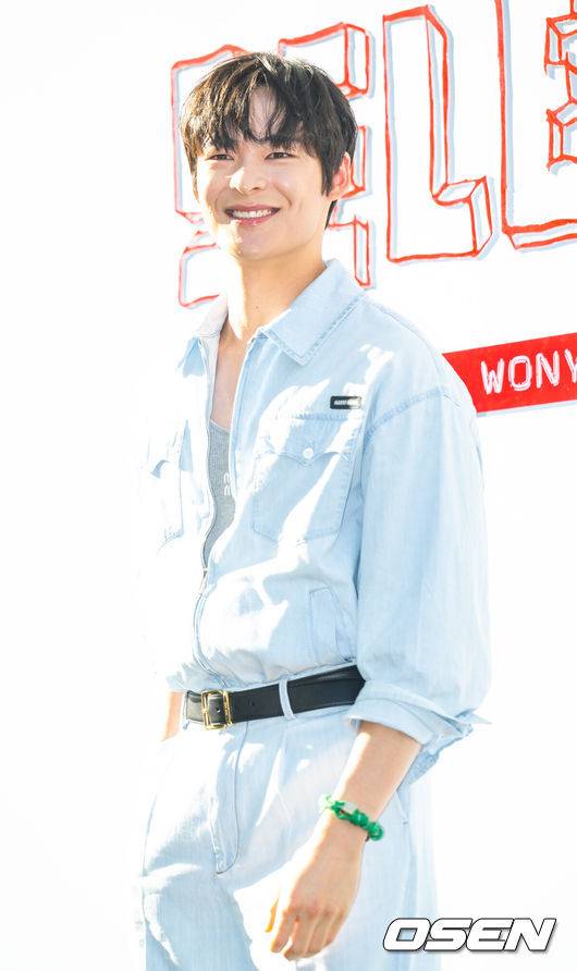 [OSEN=김성락 기자] 13일 오후 서울 압구정로 미우미우 청담점에서 아이브 장원영의 셀렉트 이벤트 포토월이 열렸다.이날 행사에서는 아이브 장원영, 모델 신현지, 손연재, 배우 송건희가 함께 참석했다.  배우 홍건희가 포토타임을 갖고 있다. 2024.05.13 / ksl0919@osen.co.kr