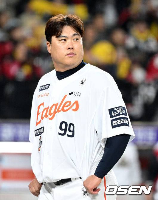 [OSEN=대전, 이대선 기자] 이변은 없었다. 2025시즌 우승팀은 무적 LG 트윈스다. 프로야구 LG 트윈스는 31일 대전 한화생명볼파크에서 열린 2025 신한 SOL뱅크 KBO 한국시리즈(7전 4선승제) 한화 이글스와의 5차전에서 4-1로 승리했다.정규시즌 1위 LG는 시리즈 전적 4승 1패로 통합우승 금자탑을 쌓았다. LG의 통합우승은 1990년, 1994년, 2023년에 이은 통산 4번째로, 염경엽 감독은 2023년 부임 후 3년 사이 팀을 두 차례나 정상에 올려놓는 위대한 업적을 달성했다. 2023년 1위, 2024년 3위, 2025년 1위로 KBO리그에 트윈스 왕조 시대를 활짝 열었다. 반면 2위 한화는 플레이오프를 거쳐 2006년 이후 19년 만에 한국시리즈 무대를 밟았지만, LG의 벽을 넘지 못하며 1999년 이후 26년 만에 통산 두 번째 우승이 무산됐다. 경기 종료 후 한화 류현진이 관중석을 향해 인사를 하고 있다. 2025.10.31 /sunday@osen.co.kr