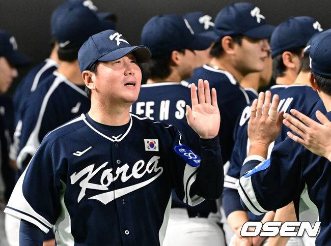 [OSEN=도쿄(일본), 조은정 기자] 한국 야구 대표팀이 한일전 첫 번째 경기에서 뼈아픈 역전패를 허용했다. 2023년 WBC(월드베이스볼클래식)에 이어서 또 한 번 마운드의 차이를 여실히 느꼈다.한국은 15일 일본 도쿄도 도쿄돔에서 열린 ‘2025 NAVER K-BASEBALL SERIES’ 일본과의 1차전에서 4-11 역전패를 당했다. 이날 패배로 한국은 성인 대표팀 경기에서 2015년 프리미어12 준결승 4-3 승리 이후 일본에 10연패(아시안게임 제외)를 당하고 말았다.경기 전 류지현 감독이 선수단과 하이파이브를 하고 있다. 2025.11.15. /cej@osen.co.kr