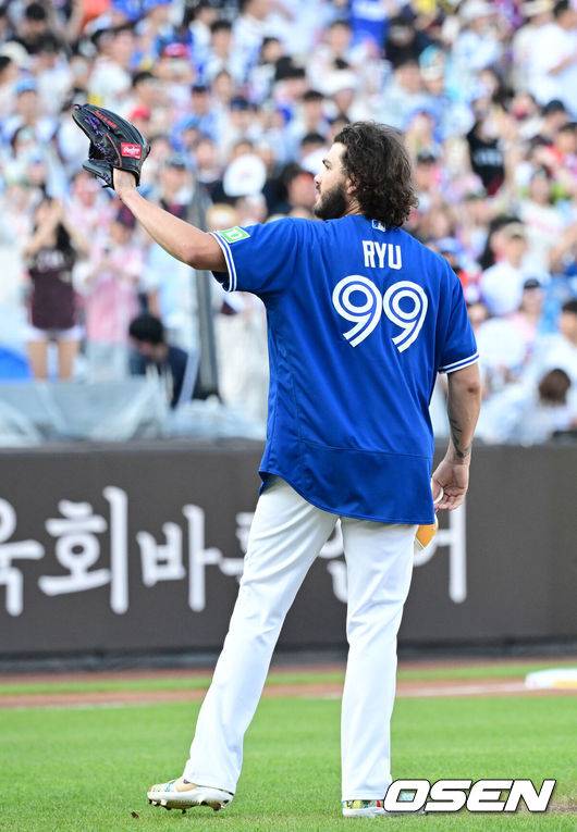 [OSEN=대전, 최규한 기자] 12일 오후 대전 한화생명볼파크에서 ‘2025 신한 SOL Bank KBO리그’ 올스타전이 열렸다.KBO 올스타전 경기는 드림 올스타와 나눔올스타 대표로 나선 총 30명의 선수가 치열한 승부를 펼친다.나눔 올스타 선발 한화 폰세가 류현진의 메이저리그 시절 유니폼을 입고 공을 던지고 있다. 2025.07.12 / dreamer@osen.co.kr