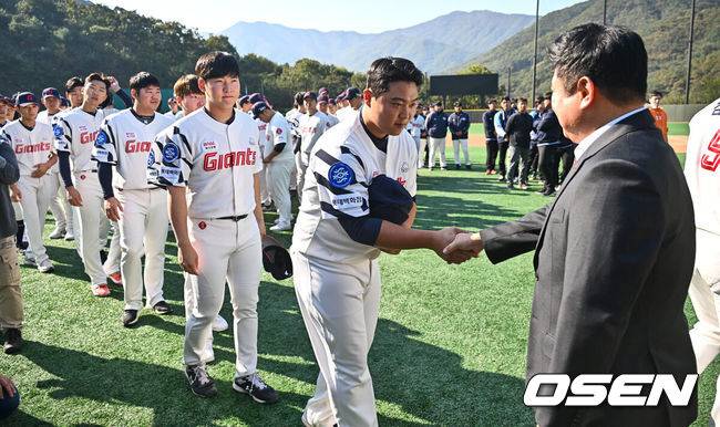 [OSEN=김해, 이석우 기자] 김태형 롯데 자이언츠 신임 감독이 25일 김해 상동야구장에서 선수들과 상견례를 갖고 있다. 2023.10.25 / foto0307@osen.co.kr