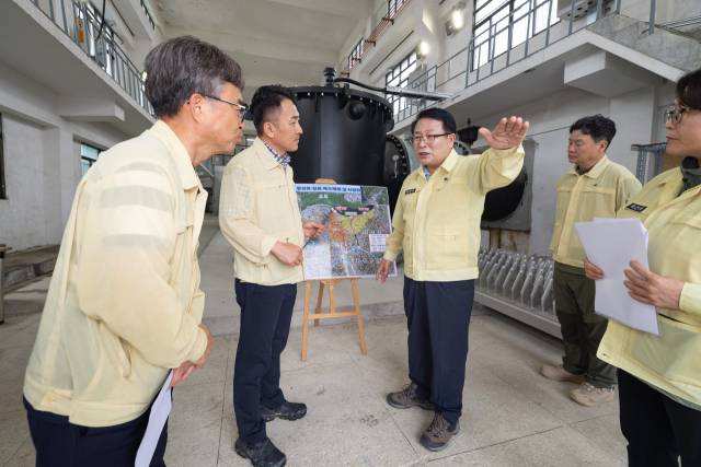 ▲수해 피해를 최소화하기 위해 사전에 현장을 방문해 꼼꼼히 챙기는 정헌율 익산시장 ⓒ익산시
