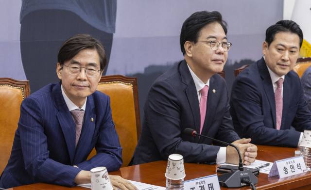 ▲국민의힘 장동혁 대표(왼쪽 세 번째) 선출 이후 28일 국회에서 처음으로 열린 당 중진회의에서 참석 의원들이 회의 시작을 기다리고 있다. 조경태 의원, 송언석 원내대표, 장 대표. ⓒ연합뉴스