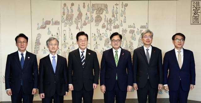 ▲이재명 대통령이 3일 용산 대통령실에서 열린 5부 요인 초청 오찬 간담회에 앞서 기념촬영을 하고 있다. 왼쪽부터 김민석 국무총리, 조희대 대법원장, 이재명 대통령, 우원식 국회의장, 김상환 헌법재판소장, 노태악 중앙선거관리위원장. ⓒ연합뉴스