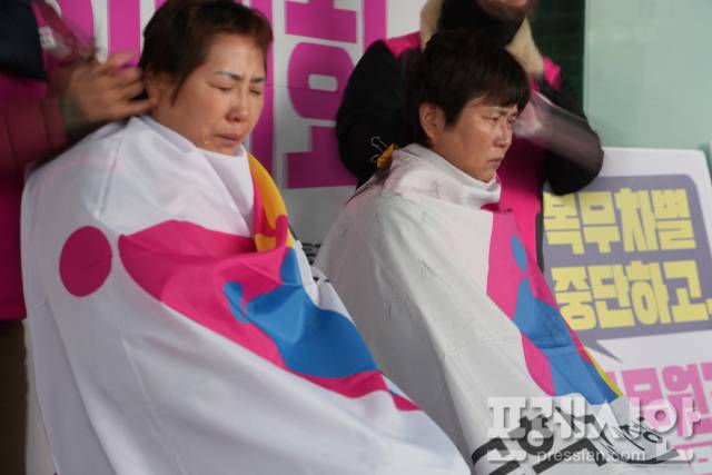 ▲3일 학비노조연대에서 진행한 2차 총파업 선포 및 삭발식 기자회견에서 진혜순 지부장과 김정희 사무처장이 삭발하고 있다.2025.12.03ⓒ프레시안(김보현)