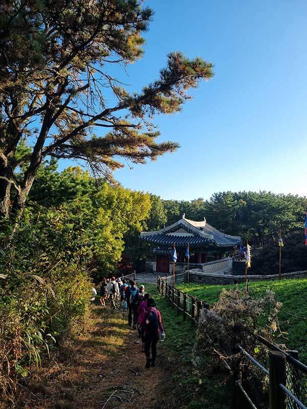 금정산성 동문 가는 길. 4대 성문을 주파하는 코스로 6시간 30분 안에 완주해야 탈락을 면하게 된다.