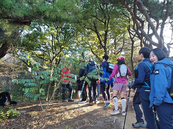 동문 첫 체크포인트에서 순서를 기다리는 참가자들. 출발과 골인을 제외한 7곳의 체크포인트가 있으며, 이곳에서 도장을 받아야 완주증을 받을 수 있다. 물과 간식을 제공한다.