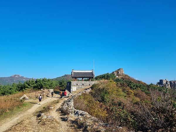 4망루 가는 길. 전형적인 가을 하늘 아래에서 18km를 걸었다.