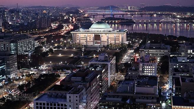 민주주의 불빛은 꺼지지 않는다 - 전 국민을 혼돈으로 몰아넣은 12·3 비상계엄이 1년을 맞았다. 계엄의 밤이 약 6시간 만에 막을 내린 것은 국회 안팎에서 맨몸으로 맞서 싸운 시민들이 있었기 때문이다. 이들은 한목소리로 “다시는 이런 일이 일어나지 않아야 한다”며 민주주의의 심화를 염원했다. 사진은 지난달 30일 환하게 불을 밝힌 서울 영등포구 국회의사당의 모습. 안주영 전문기자