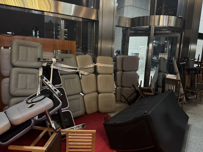 지난해 12월 3일 비상계엄이 선포된 직후 서울 영등포구 국회로 달려갔던 이들이 남긴 그날의 기록. 국회 안으로 진입하는 계엄군을 막기 위해 의자와 소파 등을 연결해 장애물을 설치한 모습.  보좌관 윤여길씨 제공