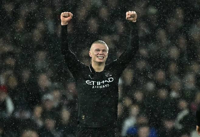 홀란은 3일(한국시간) 영국 런던 크레이븐 코티지에서 열린 2025~26 EPL 14라운드 풀럼과 원정 경기에서 승리한 뒤 기뻐하고 있다. AFP 연합뉴스