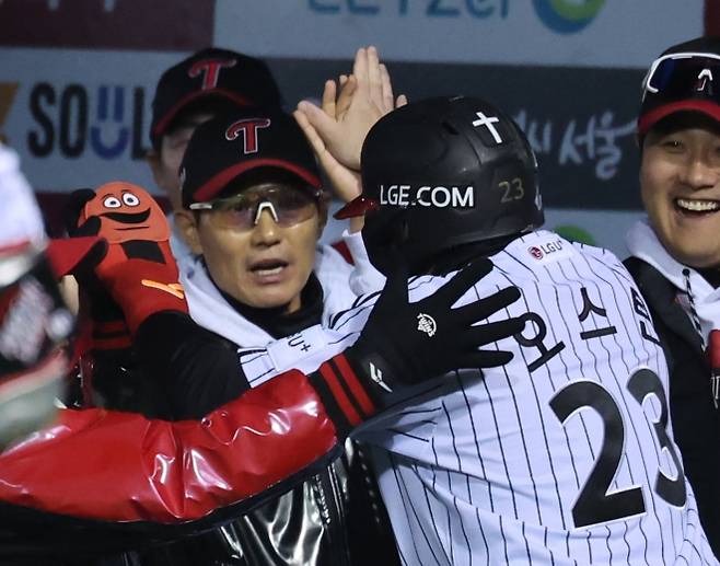 염경엽 ‘우승 가자!’ - 7일 서울 잠실야구장에서 열린 2025 프로야구 한국시리즈 한화 이글스 대 LG 트윈스 2차전.  4회 말 2사 만루 LG 문보경의 3타점 2루타 때 홈인한 오스틴을 염경엽 감독이 반겨주고 있다. 2025.10.27 연합뉴스