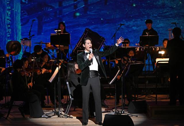 3일 서울 종로구 세종문화회관에서 서경 송년음악회가 열렸다. 뮤지컬 배우 카이가 열창하고 있다. 성형주 기자