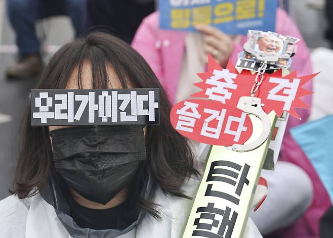 헌법재판소의 윤석열 전 대통령에 대한 파면 선고 이후 첫 주말인 4월5일 오후 민주노총과 윤석열 즉각 퇴진·사회대개혁 비상행동 등이 서울 광화문 동십자각 앞에서 열린 사회대개혁 집회 및 승리대회에서 구호를 외치고 있다. ⓒ시사저널 박정훈