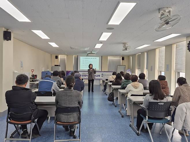 12월2일 통영시립도서관에서 열린 2025년 작은도서관 역량강화교육 현장 ⓒ통영시 제공