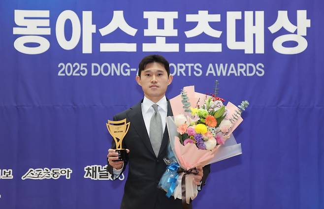 울산 이동경이 2일 ‘2025 동아스포츠대상’ 시상식에서 프로축구 올해의 선수상을 수상한 뒤 기념촬영을 하고 있다. 이달 중 결혼식을 앞둔 그는 이날 식 예복을 입고 와 눈길을 모았다. 이한석 기자