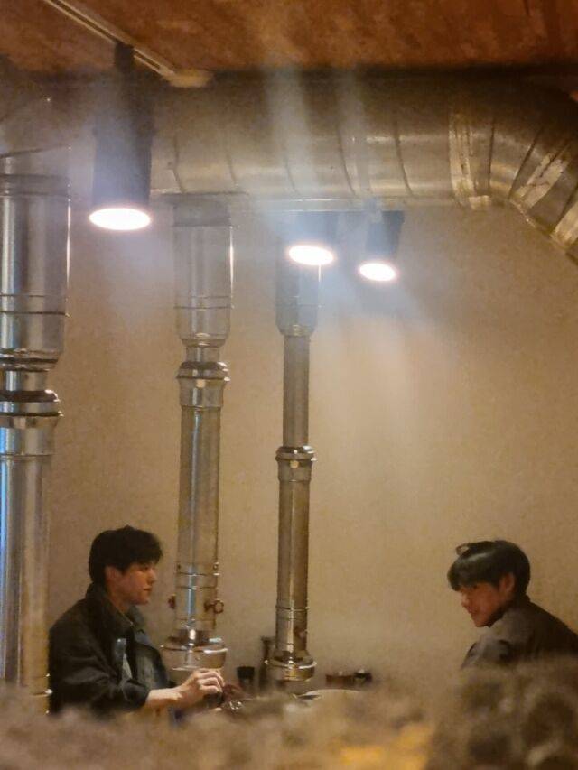 함께 고깃집에서 식사하고 있는 방탄소년단 뷔와 송강.             사진출처 : 온라인 커뮤니티