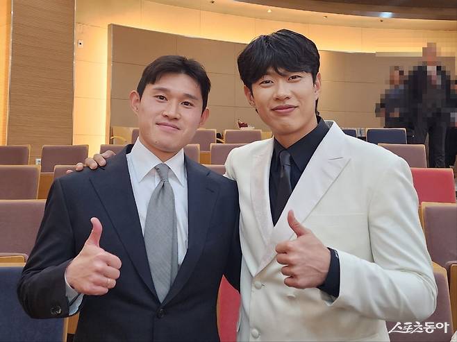 울산 이동경(왼쪽)과 키움 송성문이 2일 ‘2025 동아스포츠대상’ 시상식서 만나 포즈를 취하고 있다. 둘은 수상의 기운을 이어 세계 무대서 자신의 기량을 증명하고자 한다.｜박정현 기자