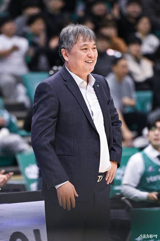 하나은행 이상범 감독이 1일 부천체육관에서 열린 BNK전 도중 선수들을 흐뭇한 표정으로 바라보고 있다. 사진제공|WKBL